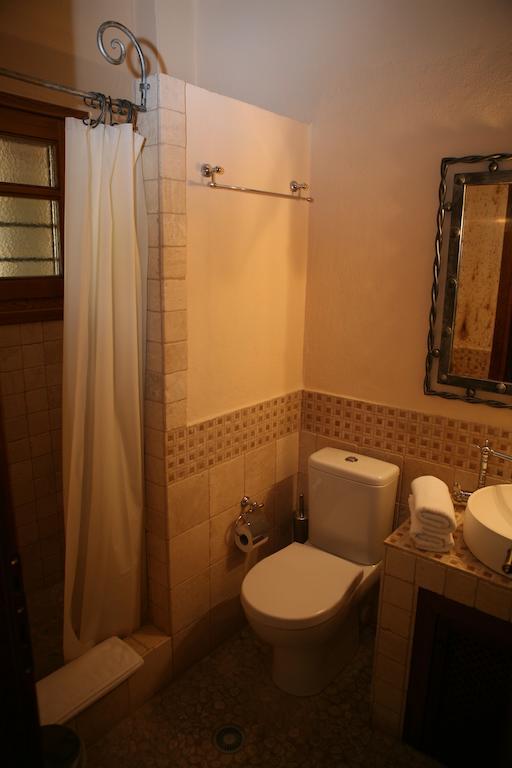 Roes Suites Káto Loutrákion Exterior foto